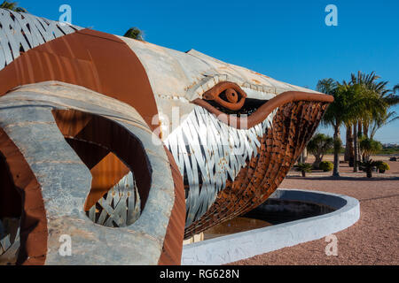 Il metallo di balena scultura di Toni Mari, scultore di ferro in arte al Camp, Cami Cabanes, Javea Alicante, Spagna. Foto Stock