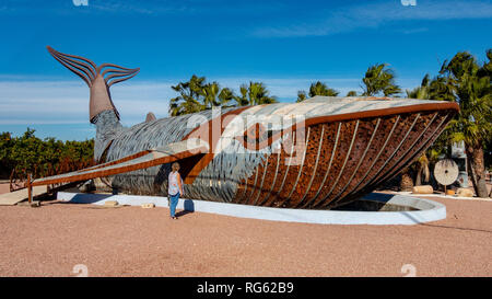 Il metallo di balena scultura di Toni Mari, scultore di ferro in arte al Camp, Cami Cabanes, Javea Alicante, Spagna. Foto Stock