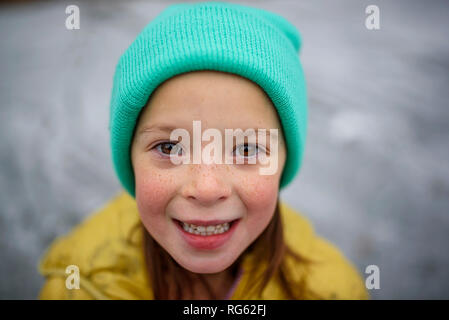 Ritratto di una ragazza sorridente indossando un cappellino Foto Stock