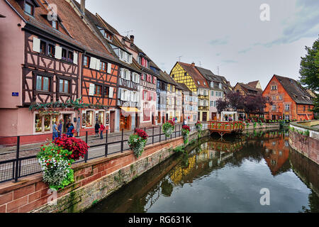 Strade di Colmar con le sue case medievali tradizionali, la Francia Foto Stock