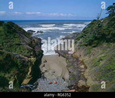 Stati Uniti d'America, Oregon, Siuslaw National Forest, Cape Perpetua Scenic Area, il Devil's churn è una voragine erose che imbuti onde in arrivo verso la riva. Foto Stock