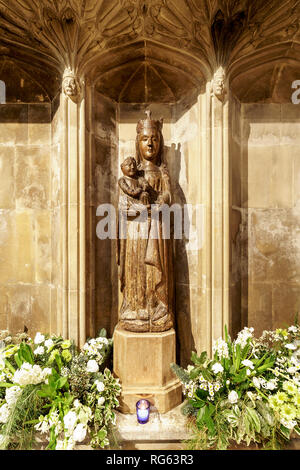 La statua lignea della Madonna e Bambino sul display nella Cattedrale di Salisbury Foto Stock