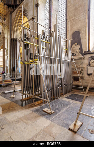 Le tubazioni dal padre Willis organo nella Cattedrale di Salisbury pronto per rinnovo Foto Stock