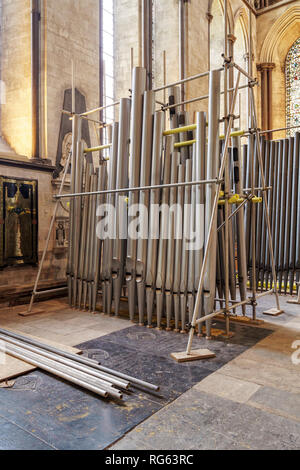 Le tubazioni dal padre Willis organo nella Cattedrale di Salisbury pronto per rinnovo Foto Stock