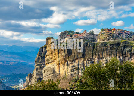 Varlaam e Grand Meteora monasteri, costruito sulle rocce, paesaggio di montagna, meteore, Trikala, Tessaglia, Grecia Foto Stock