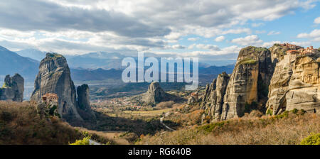 Quattro monasteri delle Meteore: Roussanou, Monastero di Agios Nikolaos Anapafsas, Varlaam e Grand Meteora sparse sulle ripide scogliere con le montagne Foto Stock