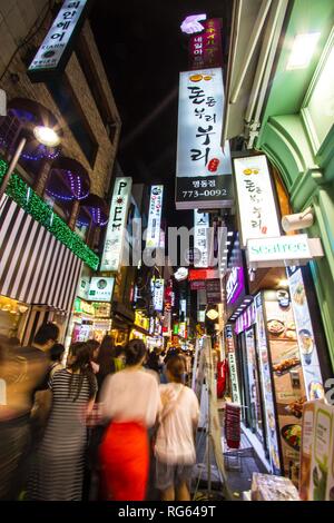 A Myeongdong è un dong di Jung-gu, Seoul, Corea del Sud tra Chungmu-ro, Eulji-ro e Namdaemun-ro. Si tratta per lo più di una area commerciale, essendo uno di Seoul Foto Stock