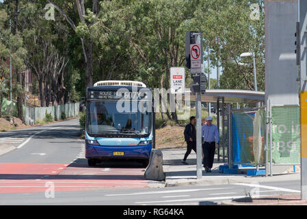 Un Nuovo Galles del Sud bus si fermava all'Riley T-modo fermata bus nel sobborgo di Sydney di Kellyville, NSW Australia Foto Stock