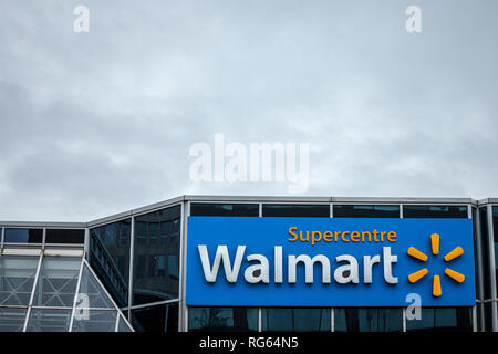 MONTREAL, Canada - 9 Novembre 2018: Walmart logo nella parte anteriore di uno dei loro supermercato (Supercenter) a Montreal, in Quebec. Walmart è uno dei bigges Foto Stock