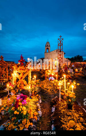 Il cimitero e la chiesa il giorno dei morti in Arocutin, Michoacan, Messico. Foto Stock