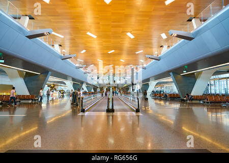 DOHA, QATAR - circa giugno, 2017: all'interno di Hamad Aeroporto Internazionale di Doha la capitale del Qatar. Foto Stock