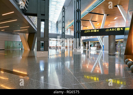 DOHA, QATAR - circa giugno, 2017: all'interno di Hamad Aeroporto Internazionale di Doha la capitale del Qatar. Foto Stock