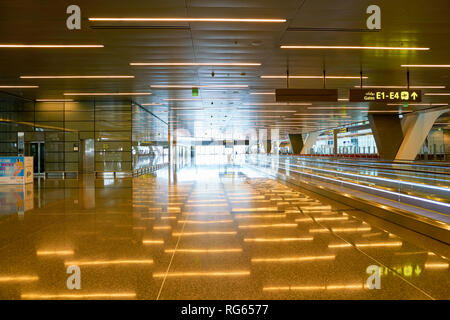 DOHA, QATAR - circa giugno, 2017: all'interno di Hamad Aeroporto Internazionale di Doha la capitale del Qatar. Foto Stock