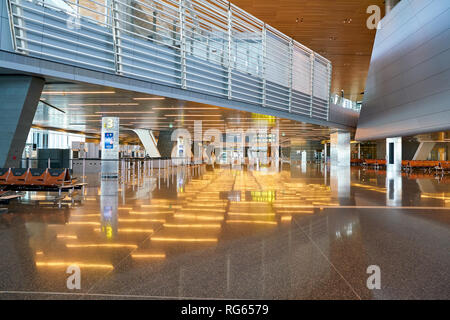 DOHA, QATAR - circa giugno, 2017: all'interno di Hamad Aeroporto Internazionale di Doha la capitale del Qatar. Foto Stock