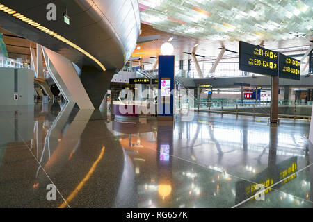 DOHA, QATAR - circa giugno, 2017: all'interno di Hamad Aeroporto Internazionale di Doha la capitale del Qatar. Foto Stock