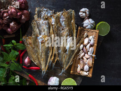 Essiccati pesci lucertola con ingredienti Foto Stock