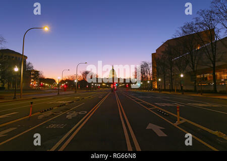 Capitol Hill panorama all'alba, Washington DC, Stati Uniti d'America. Pennsylvania Avenue durante il tramonto in inverno. Foto Stock