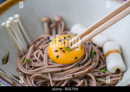 Tuorlo su soba noodle Foto Stock