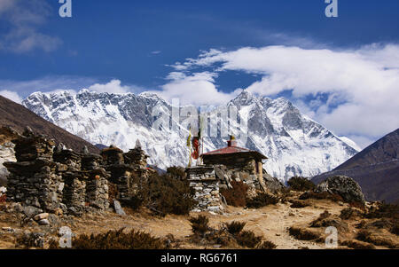 Chortens di pietra e di alta montagna, Everest regione, Khumbu, in Nepal Foto Stock