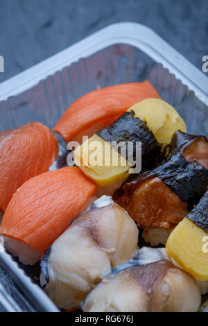 Sushi in contenitore di plastica da cucina di strada Foto Stock