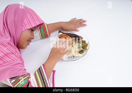 Teenage ragazza asiatica kid annoiarsi di farine alimentari con perdita di appetito, senza fame abitudine in mensa scolastica, caffetteria o ristorante Foto Stock