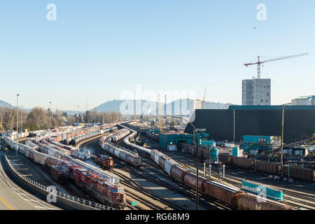 NORTH Vancouver, BC, Canada - 13 GEN 2019: una vista del trainyard e terminale di risorsa in North Vancouver. Foto Stock