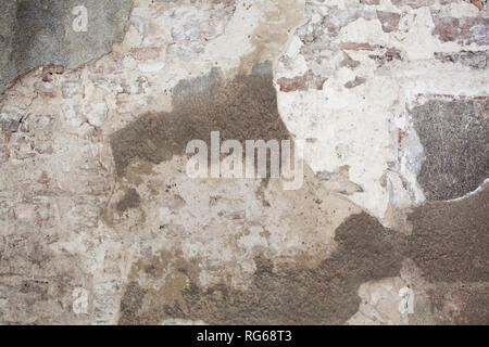 Antico borgo medievale intonaco e muro di mattoni in ombra Foto Stock