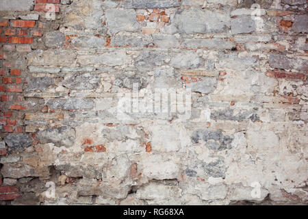 Antico borgo medievale intonaco e muro di mattoni in ombra Foto Stock