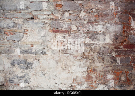 Antico borgo medievale intonaco e muro di mattoni in ombra Foto Stock