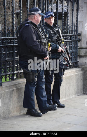 Poliziotti armati a sorvegliare la casa del Parlamento, Westminster, London.UK Foto Stock