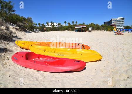 Ayia Napa, Cipro - novembre 1. 2018. Barche in plastica sulla sabbia sulla spiaggia Makronissos Resort Foto Stock