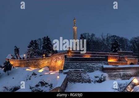 A Belgrado, in Serbia - Victor un monumento nel Parco Kalemegdan visto al crepuscolo invernale Foto Stock