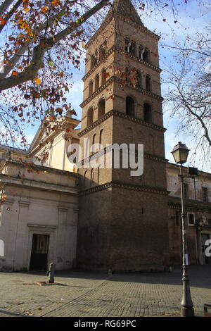 Basilica di San Crisogono (Basilica di San Crisogono, IV sec.) con un campanile del XII secolo. Foto Stock