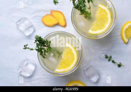 Due bicchieri di limonata con lo zenzero e il timo, freddo bibita al limone, vista dall'alto Foto Stock