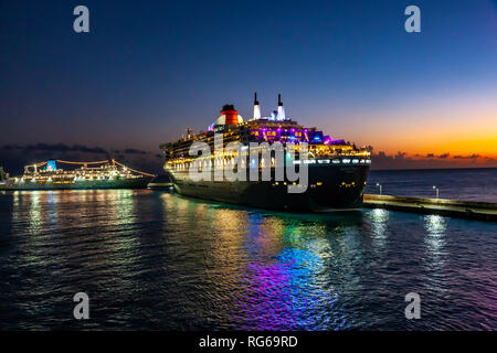 Partenza dal porto durante le ore di colore blu su P&O Acadia. Barbados Foto Stock