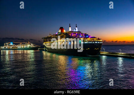 Partenza dal porto durante le ore di colore blu su P&O Acadia. Barbados Foto Stock