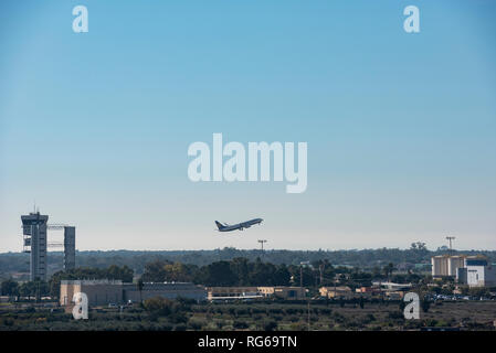 Un passeggero Ryanair aereo in fase di decollo, Alicante Elche/aeroporto, Costa Blanca, Spagna, Europa Foto Stock