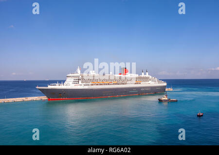 Queen Mary 11 in arrivo nel porto di Bridgetown in Barbados. La mattina presto. Foto Stock