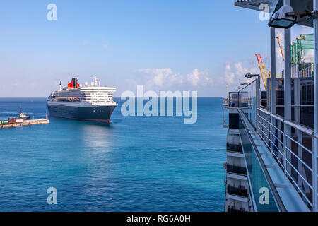 Queen Mary 11 in arrivo nel porto di Bridgetown in Barbados. La mattina presto. Foto Stock