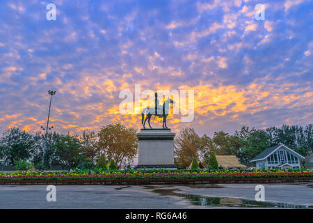 Sunrise al di sopra della Stato equestre del re Chulalongkorn Rama v la statua equestre del re rama v in Bangkok Foto Stock