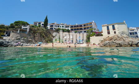 Spagna Calella de Palafrugell beach in estate mare mediterraneo, visto dalla superficie dell'acqua, La Platgeta, Catalonia, Costa Brava Foto Stock