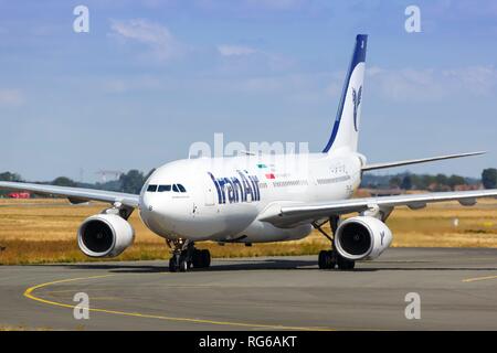 Parigi, Francia - Agosto 17, 2018: l'Iran Air Airbus A330 aeroplano a Parigi Charles de Gaulles (CDG) in Francia. | Utilizzo di tutto il mondo Foto Stock