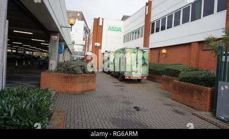 Furgone parcheggiato a ASDA superstore in Colindale, Londra Foto Stock