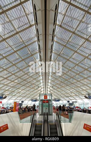 Parigi, Francia - 23 Maggio 2015: Terminal 2F a Parigi Charles de Gaulles (CDG) in Francia. | Utilizzo di tutto il mondo Foto Stock