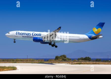 Rodi, Grecia - 17. Luglio 2016: Thomas Cook Scandinavia Airbus A330 a Rodi Aeroporto (RHO) in Grecia. | Utilizzo di tutto il mondo Foto Stock