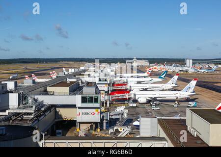 London, Regno Unito - 31 Luglio 2018: aeroplani a Londra Gatwick (LGW) nel Regno Unito. | Utilizzo di tutto il mondo Foto Stock