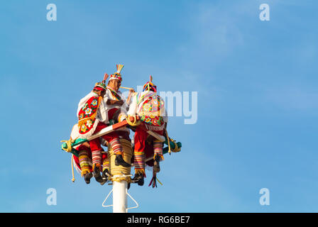 Uomini locale di eseguire la danza dei volantini, Puerto Vallarta, Jalisco, Messico Foto Stock