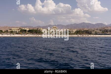 Vista di una località di villeggiatura in Giordania a Tala Bay Beach nei pressi di Aqaba al Mar Rosso. Per il più grande resort sulla costa giordana appartengono più alberghi (tra gli altri il Mövenpick). (09 novembre 2018) | utilizzo in tutto il mondo Foto Stock