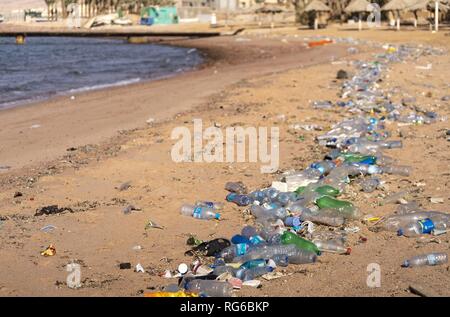 Il mare ha lavato le enormi quantità di rifiuti di plastica in questo tratto di spiaggia nei pressi di Aqaba sul Mar Rosso. Tala Bay è molto popolare con i turisti. (10 novembre 2018) | utilizzo in tutto il mondo Foto Stock