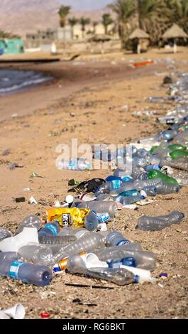 Il mare ha lavato le enormi quantità di rifiuti di plastica in questo tratto di spiaggia nei pressi di Aqaba sul Mar Rosso. Tala Bay è molto popolare con i turisti. (10 novembre 2018) | utilizzo in tutto il mondo Foto Stock